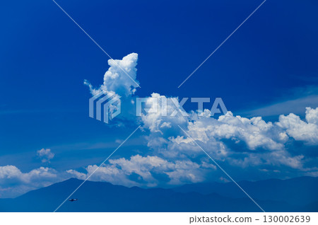 丹澤山脈上空形成的白色積雨雲在藍天的襯托下格外醒目。 丹澤山脈上空形成的白色積雨雲在藍天的襯托下格外醒目。 130002639