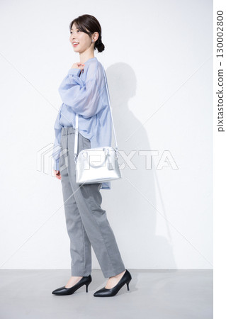 拿著袋子的女人的全身 130002800