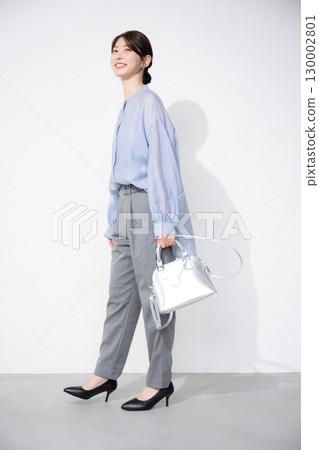 拿著袋子的女人的全身 130002801