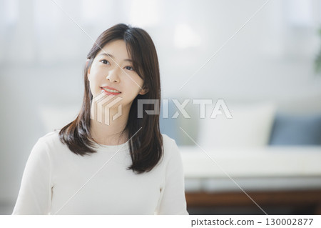 年輕女子在房間裡喝咖啡 130002877