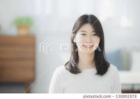 年輕女子在房間裡喝咖啡 130002878