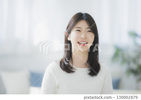 年輕女子在房間裡喝咖啡 130002879