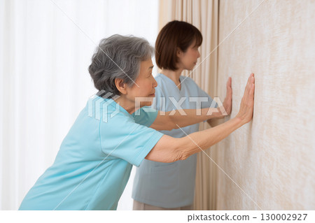 老年婦女與護理人員一起進行的伸展運動 130002927