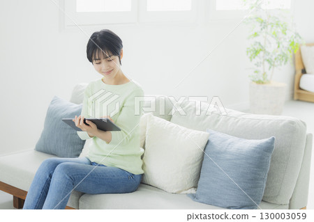 A woman who operates a tablet 130003059