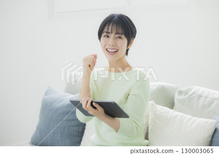 A woman who operates a tablet 130003065