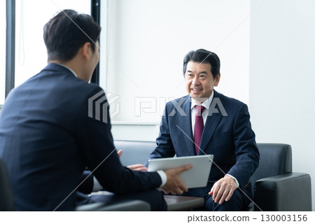 中年商人接受銷售 130003156