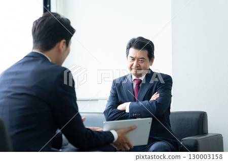 中年商人接受銷售 130003158