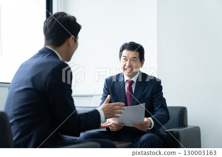 中年商人接受銷售 130003163