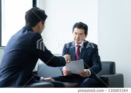 中年商人接受銷售 130003164