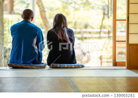 A man and woman talking on the veranda of a Japanese-style room in a rural house 130003281