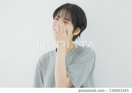 年輕女子大笑 年輕女子大笑 130003365