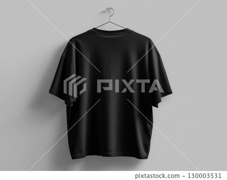 衣架上的黑色 T 卹用於樣機 130003531