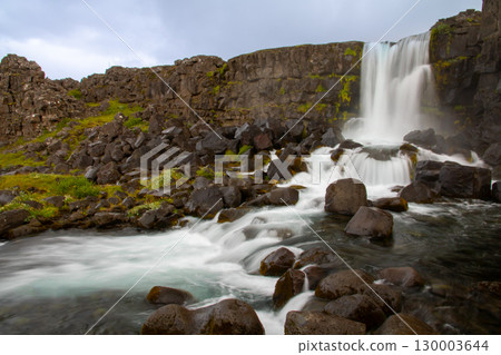 北歐島國冰島辛格韋德利國家公園內的瀑布，該公園被列為世界遺產，地裂縫 Gjao 就位於此處 130003644