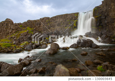 北歐島國冰島辛格韋德利國家公園內的瀑布，該公園被列為世界遺產，地裂縫 Gjao 就位於此處 130003645