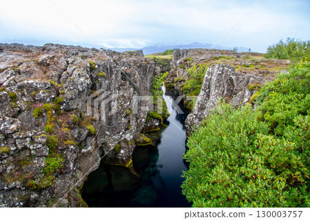 這座地裂縫位於北歐島國冰島，名為Gjao，是世界遺產辛格韋德利國家公園的一部分。 130003757