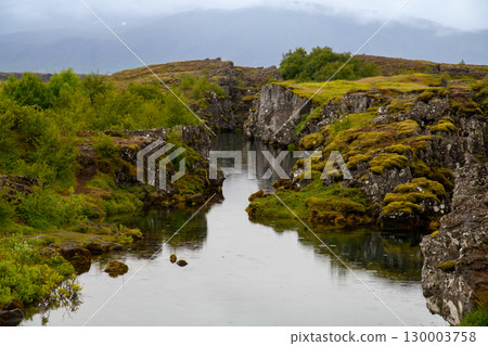 這座地裂縫位於北歐島國冰島,名為Gjao,是世界遺產辛格韋德利國家公園的一部分。 這座地裂縫位於北歐島國冰島,名為Gjao,是世界遺產辛格韋德利國家公園的一部分。 130003758