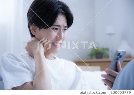 A person who is surprised and embarrassed by holding a smartphone 130003779