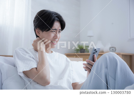 拿著智慧型手機感到驚訝和尷尬的人 130003780