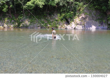 Playing in the river, boy, high school student, 1 person 130004027