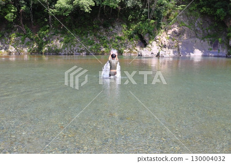 Playing in the river, boy, high school student, 1 person 130004032
