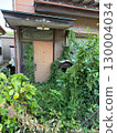 空置房屋及其雜草叢生的花園 130004034