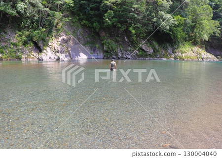 Playing in the river, boy, high school student, 1 person 130004040