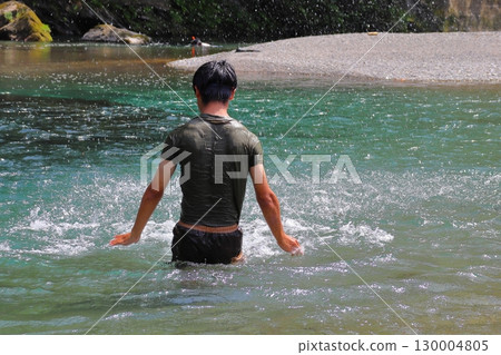 在河裡玩耍的男孩,高中生 在河裡玩耍的男孩,高中生 130004805