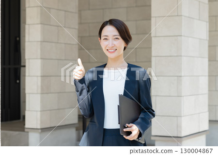 微笑的女商人 130004867