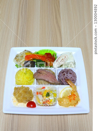 Western-style makunouchi bento (Western-style bento, vertical composition) 130004892
