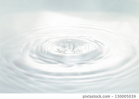 水滴落在水面上。 水滴落在水面上。 130005039