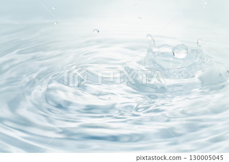 水滴落在水面上。 130005045