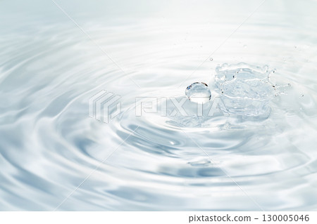 水滴落在水面上。 130005046