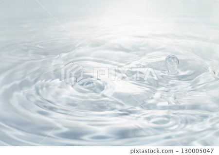 水滴落在水面上。 130005047