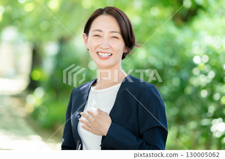 一個穿西裝的女人 130005062