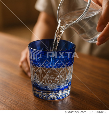 倒入切割玻璃杯中 130006832