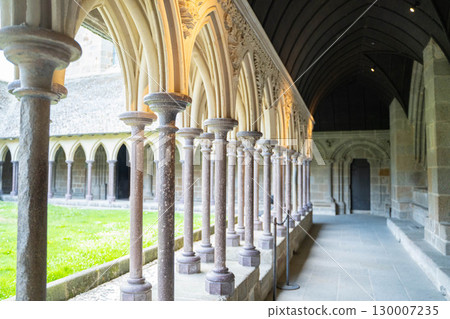 聖米歇爾山修道院美麗的迴廊拱門 130007235