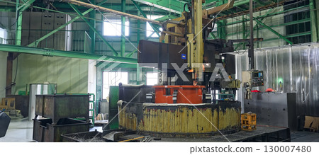 工廠裡的大型工具機 130007480