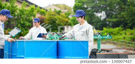 一群工人正在檢查鼓 一群工人正在檢查鼓 130007487