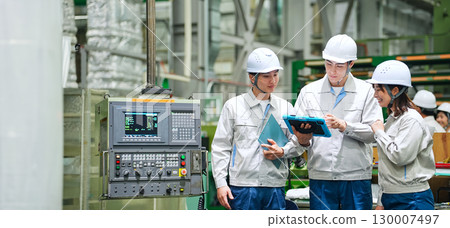 一群工人在工廠工作 130007497