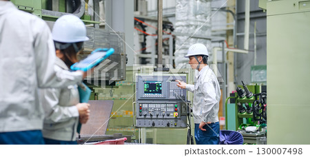 一群工人在工廠工作 130007498