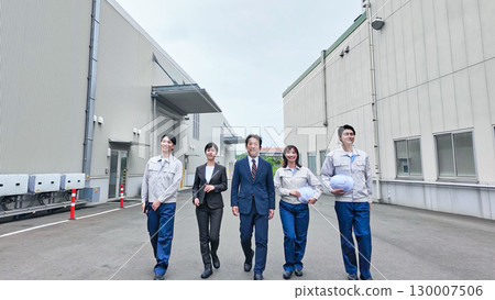 一群工人在工廠前行走 130007506