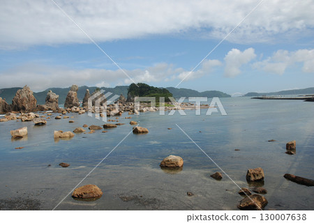 Kumano, Kushimoto: A tourist attraction in the Kumano Sea, "Hashiguiiwa" @Kishu, Kumano, midsummer 130007638