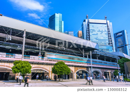 8 月 21 日,日本東京城市景觀。新橋站、新橋蒸汽機車廣場和汐留摩天大樓的景色。 8 月 21 日,日本東京城市景觀。新橋站、新橋蒸汽機車廣場和汐留摩天大樓的景色。 130008312