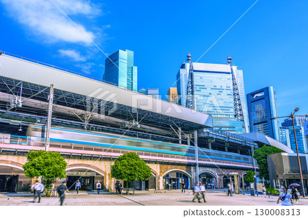 8 月 21 日,日本東京城市景觀。新橋站、新橋蒸汽機車廣場和汐留摩天大樓的景色。 8 月 21 日,日本東京城市景觀。新橋站、新橋蒸汽機車廣場和汐留摩天大樓的景色。 130008313