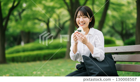一位微笑的女人抱著飯糰 130008507