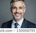 微笑的商人肖像頭像灰色背景 130008795
