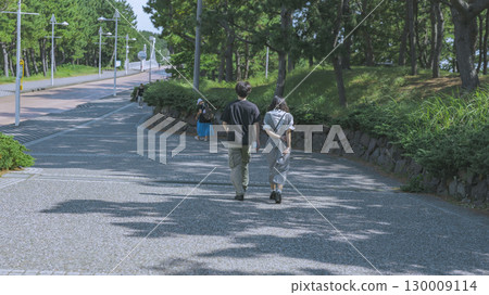 Hakkeijima: Couple walking in the shade of a tree, back view, no faces 130009114