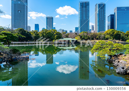 [東京] 被摩天大樓包圍的濱離宮恩賜庭園的潮汐池 130009356