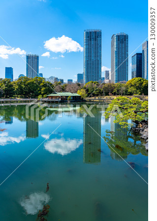 [Tokyo] The tidal pond at Hamarikyu Gardens, surrounded by skyscrapers 130009357