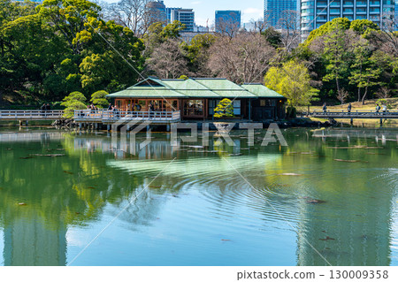 [東京] 濱離宮恩賜庭園潮池上的中島茶室 130009358